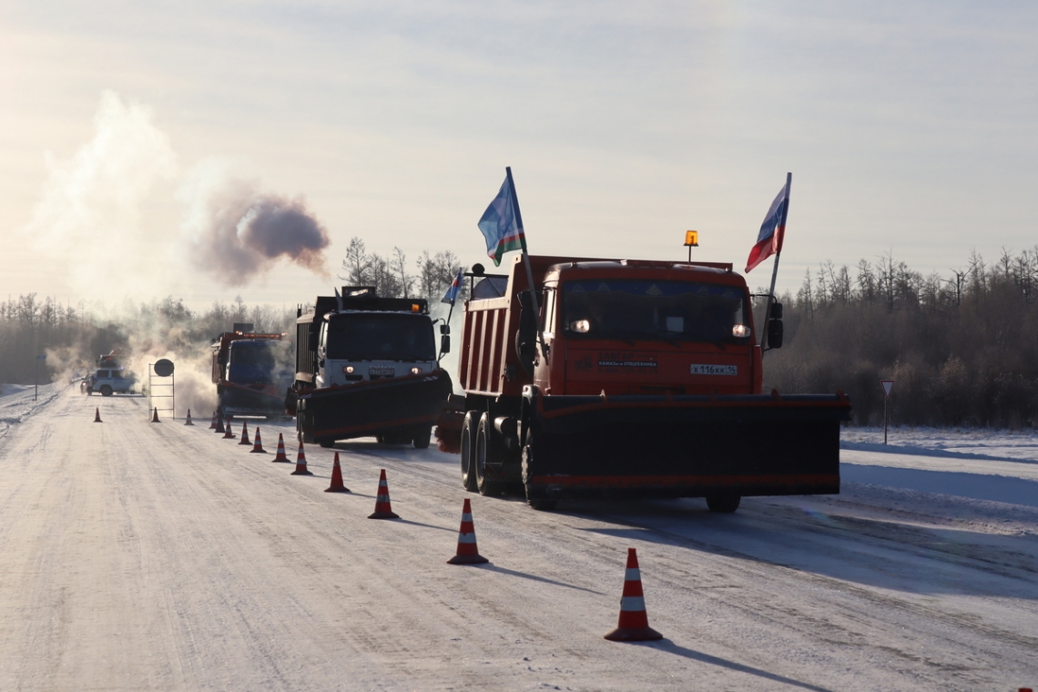 Дорожников удостоили наград за помощь в борьбе с лесными пожарами и ликвидацию последствий в Горном районе Якутии