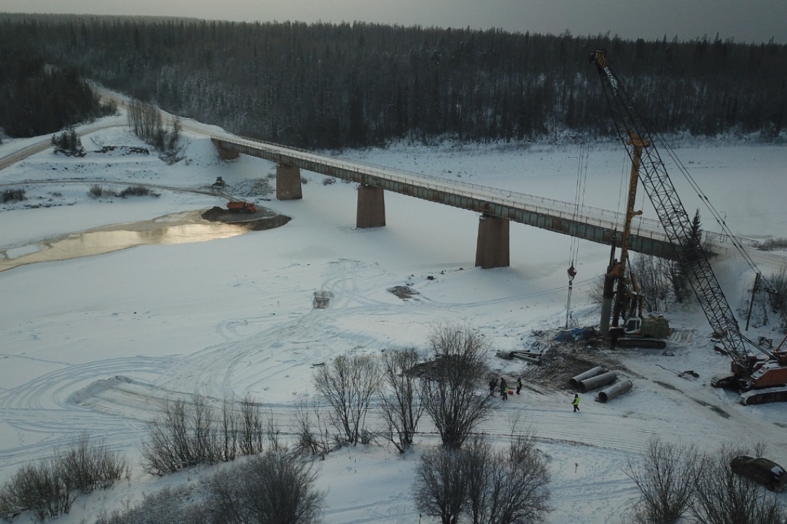 В Ленском районе продолжается реконструкция 183-метрового моста через реку Нюю. 