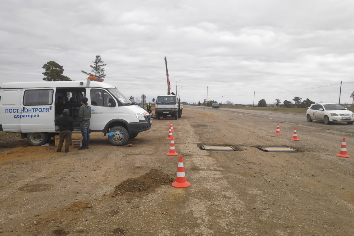 На региональной автодороге «Нам» начал работу передвижной пункт весового контроля для грузовых машин
