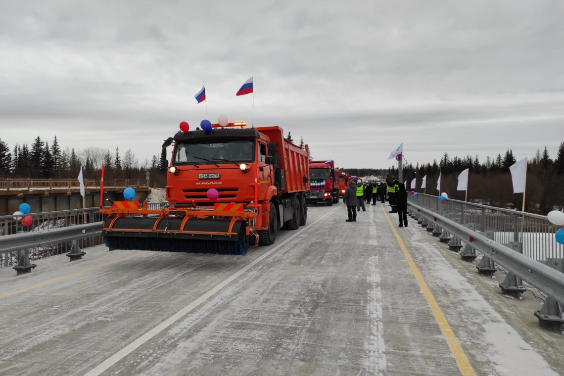 В Якутии открыли рабочее движение по новому мосту через реку Нюя 